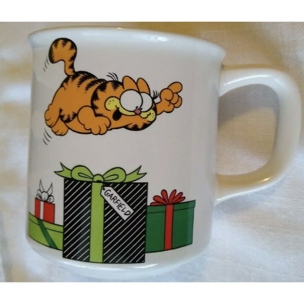 Garfield Orange Cat 1978 Christmas Holiday Mug Pouncing Gifts Wrapped Presents